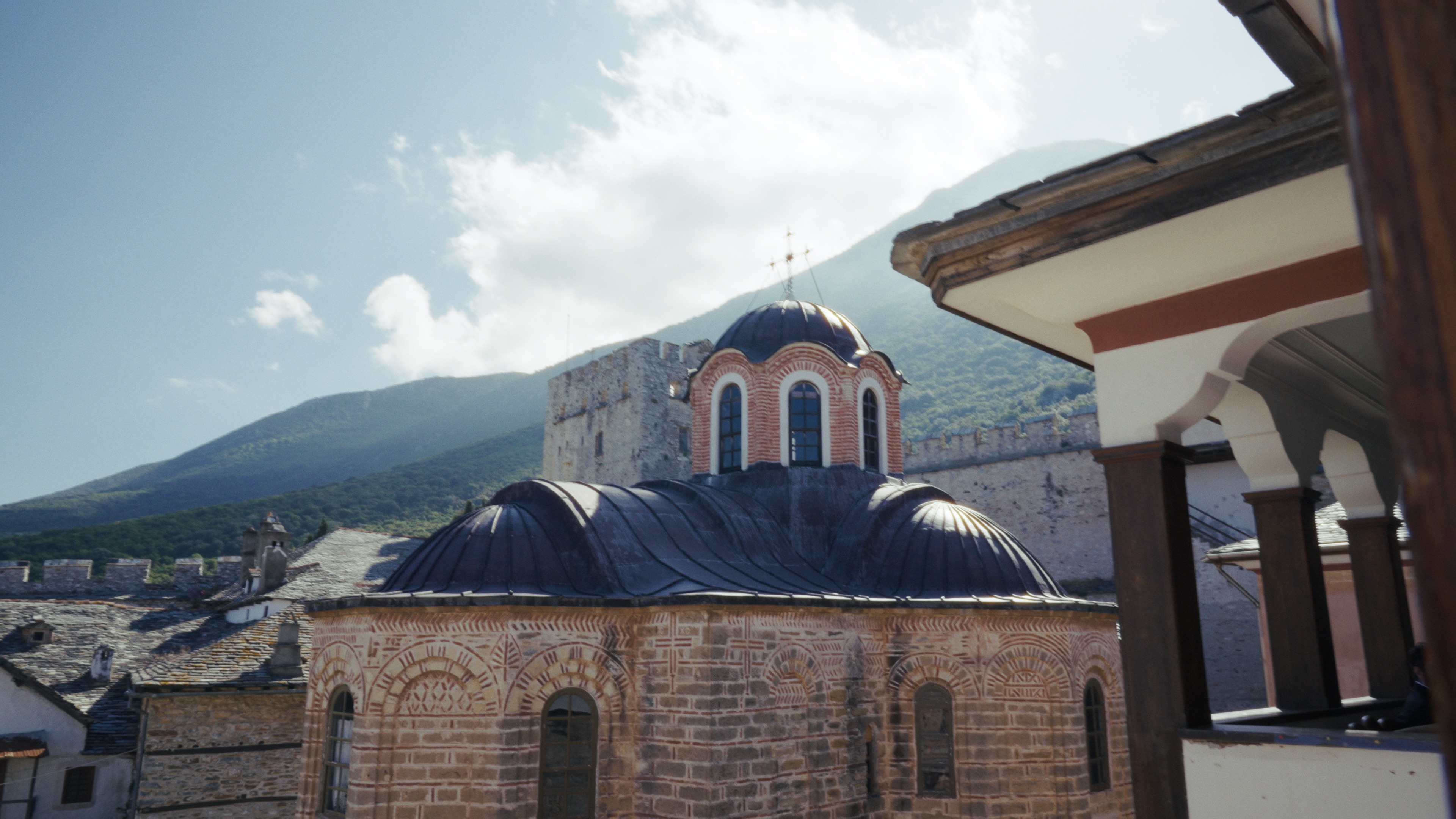 Ein Kloster auf Athos in der Berglandschaft des Heiligen Berges